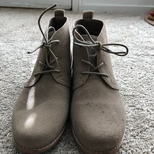 White mountain suede desert boots 8